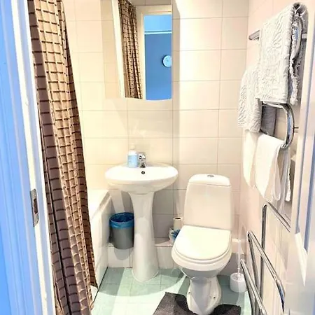 公寓 Quiet And Comfortable With Parking For A For Two, One Or A Couple Guests With A Child *