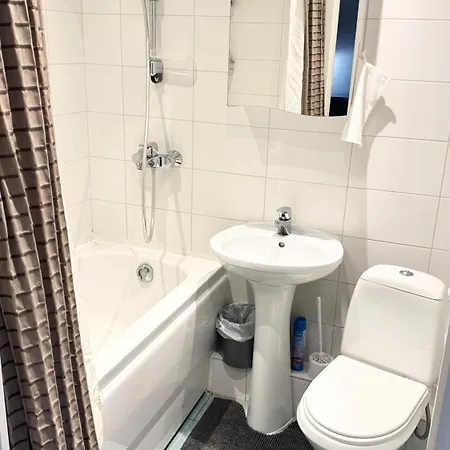 Quiet And Comfortable With Parking For A For Two, One Or A Couple Guests With A Child 塔林